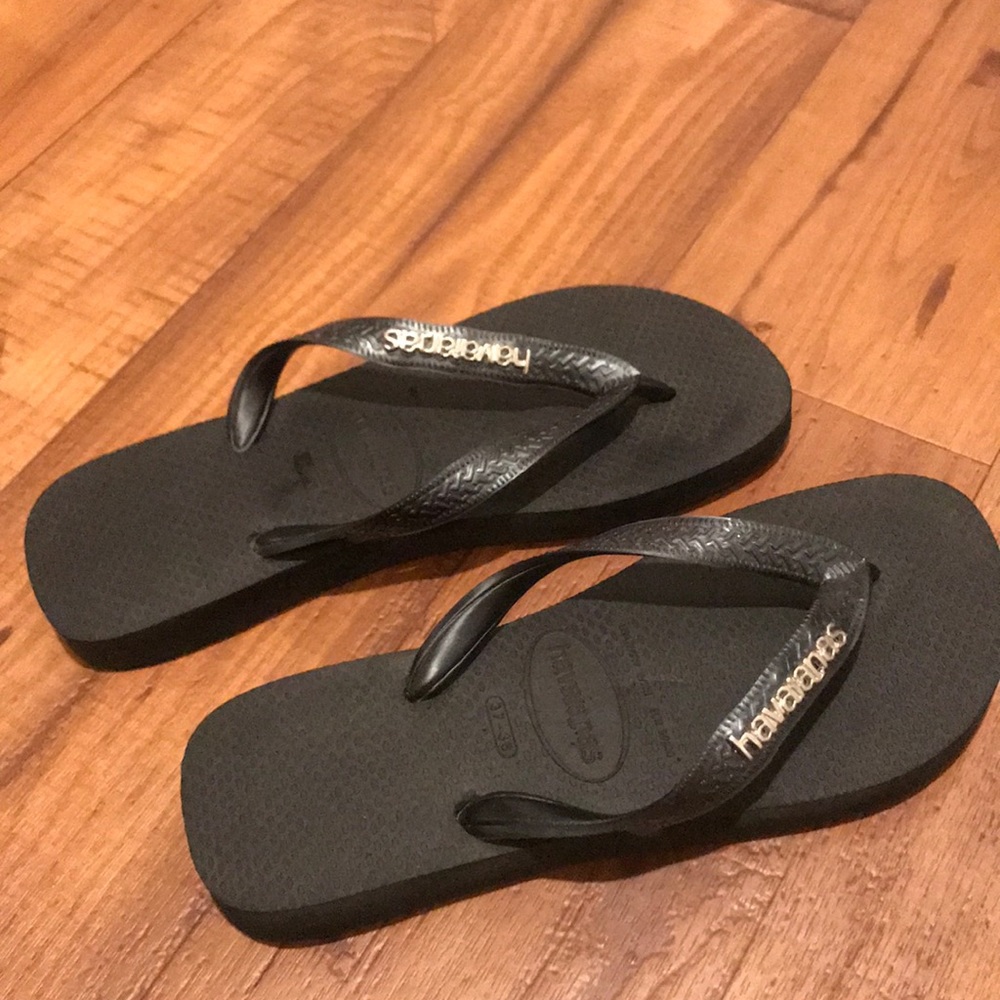 Never before worn black Havaianas!